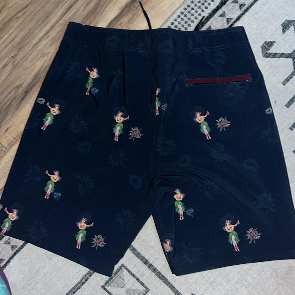 Men’s near new Toes on the Nose Hula girl board shorts. Size 34” W. - Picture 4 of 4